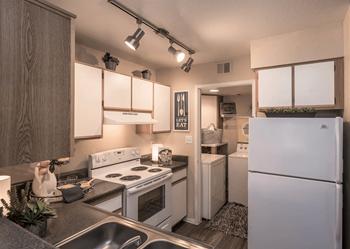 Fully equipped kitchen with breakfast bar